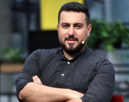 بازیگر معروف سینما، مجری شد
